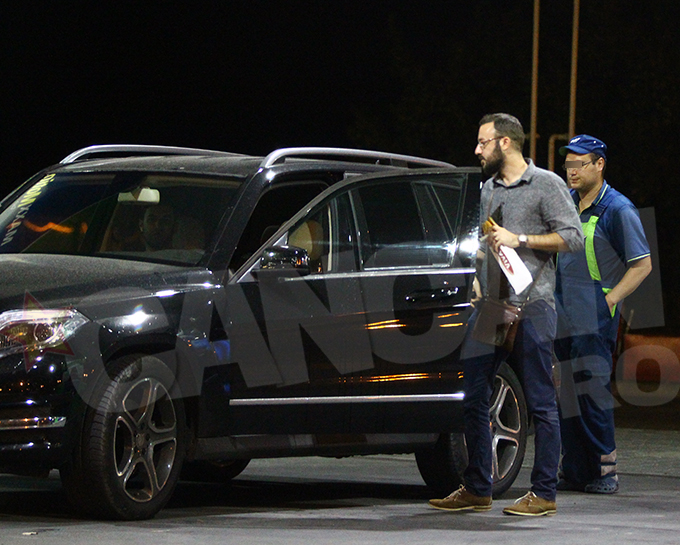 Colegul lui de trupa a fost cel care a condus masina, iar in benzinarie si-a 