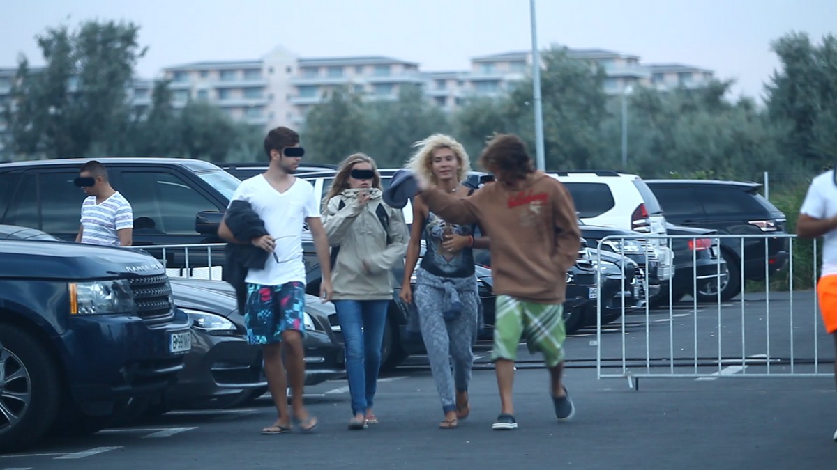 La iesirea din club ea a inceput sa danseze in parcare