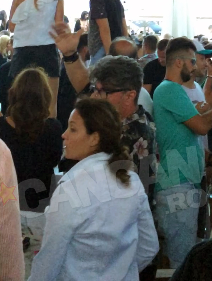 Andreea a iesit in club si dimineata, dar de data aceasta a optat pentru o fusta bleumarin si o camasa alba