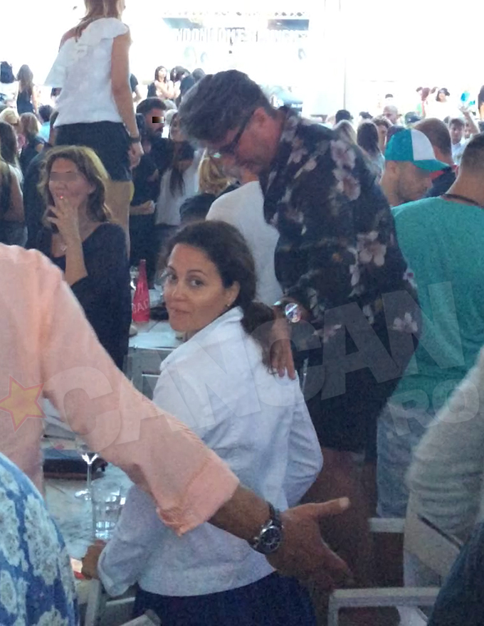 Bruneta arata foarte bine cu un machiaj natural, avand un ten curat si frumos