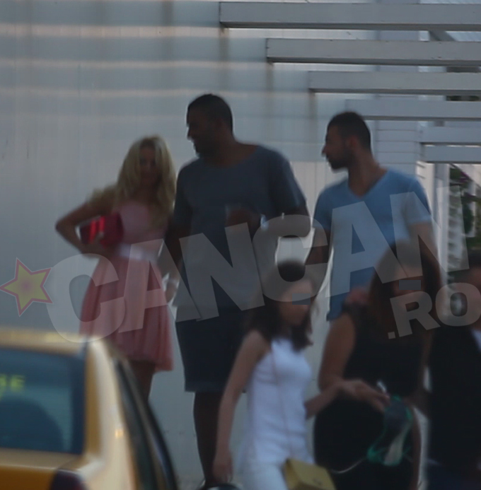 La iesire, luptatorul K1 se tinea de mana cu frumoasa blonda, de care parea foarte indragostit