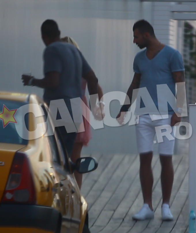 Cei doi pareau foarte indragostiti si nu si-au dat drumul la mana nicio clipa