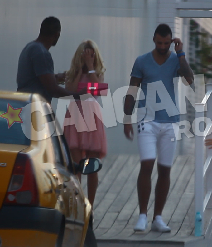 Cand blonda si-a scapat plicul, Benny s-a aplecat imediat dupa el, ca un adevarat gentleman