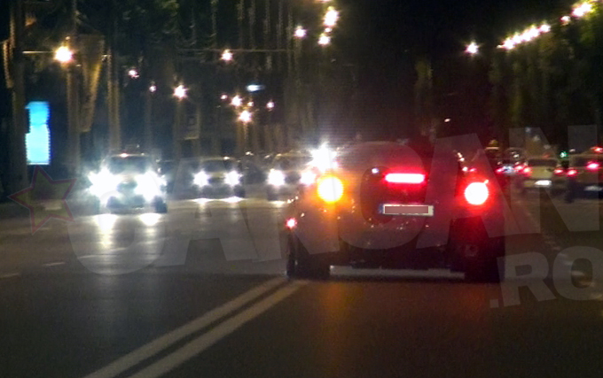 Grabit sa ajunga la hotel, designerul a ignorat regulile de circulatie si a trecut pe linia continua