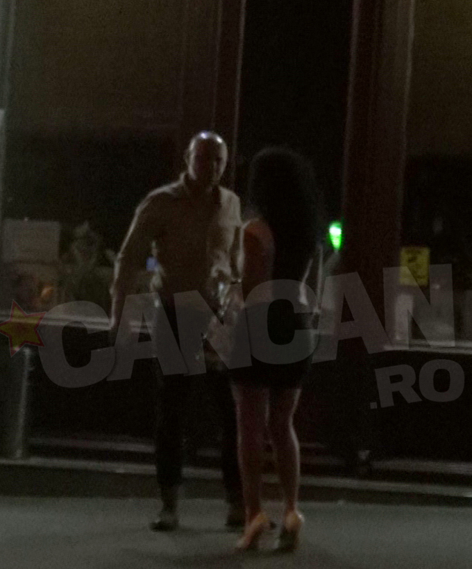 La un moment dat, prezentatorul TV a iesit in fata restaurantului, unde s-a intalnit cu o bruneta misterioasa