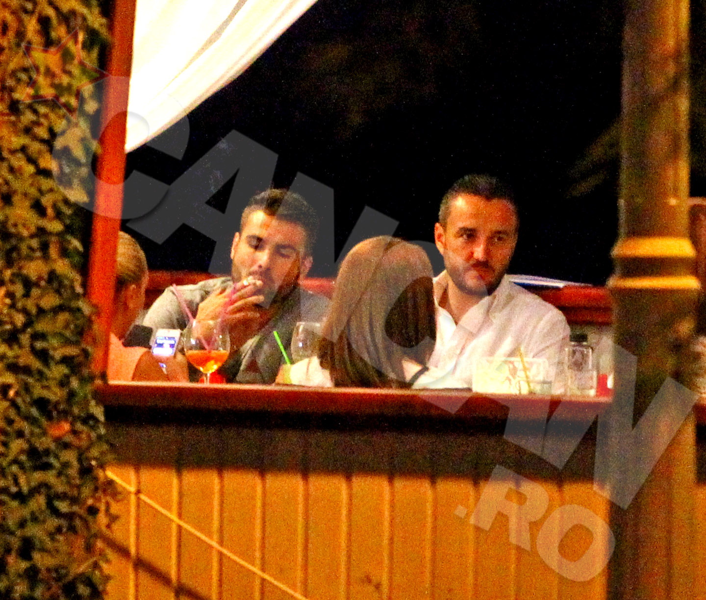 Mutu a iesit cu prietenii la o terasa de fite