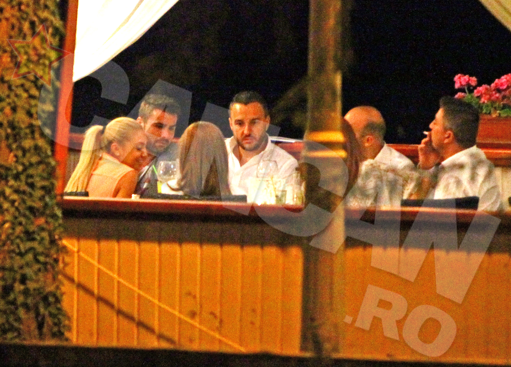 Fotbalistul pare ca se simte foarte bine in compania amicilor si a domnisoarelor