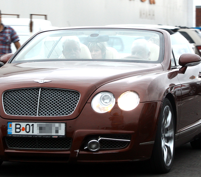 Iri, alaturi de fostul nas, Matei Miko, de sotia acestuia, si de o blonda misterioasa