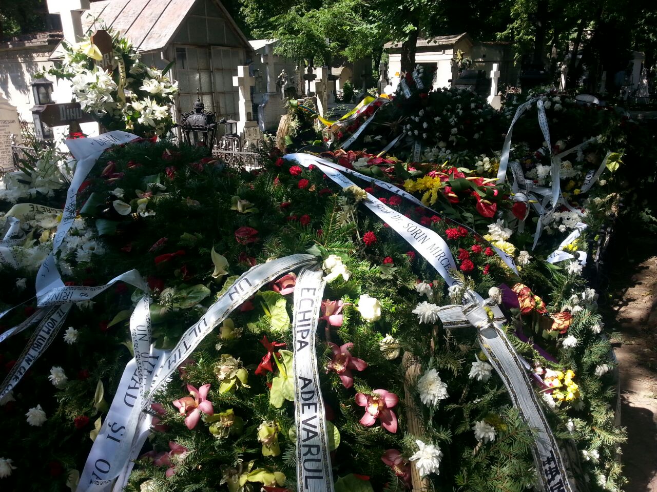 Mormantul lui dinu Patriciu a fost acoperit cu coroane de flori