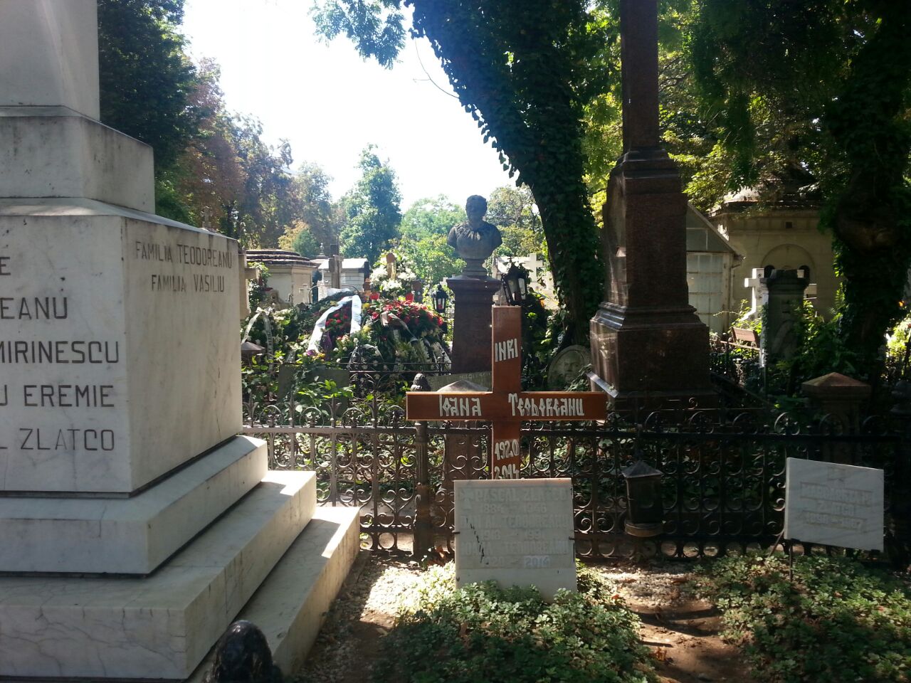 Coroanele de flori care nu au mai incaput pe mormantm au fost puse pe cel alaturat