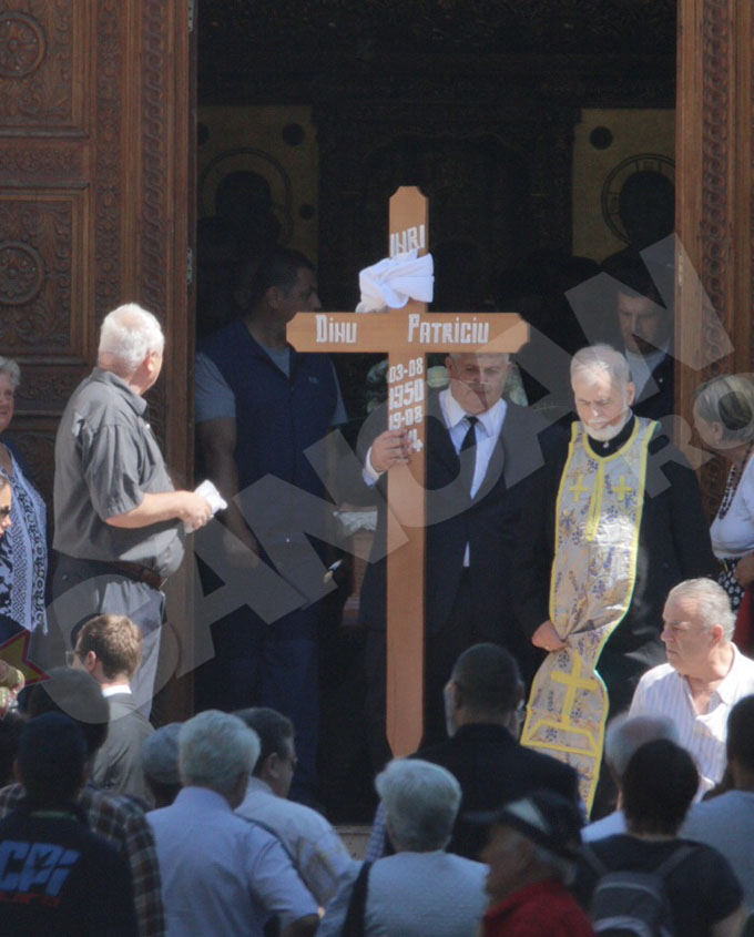 Zeci de oameni au asistat la priveghiul milionarului