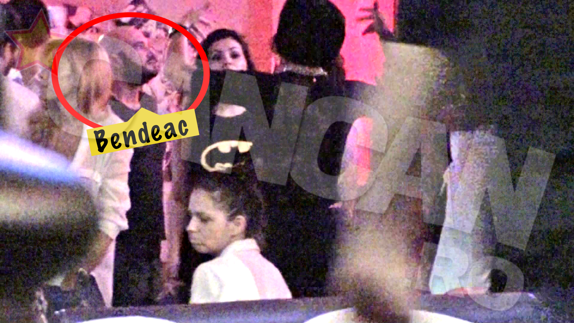 Intre timp, iubitul ei, Mihai Bendeac, se distra in centrul vechi al Capitalei cu o gasca de prieteni