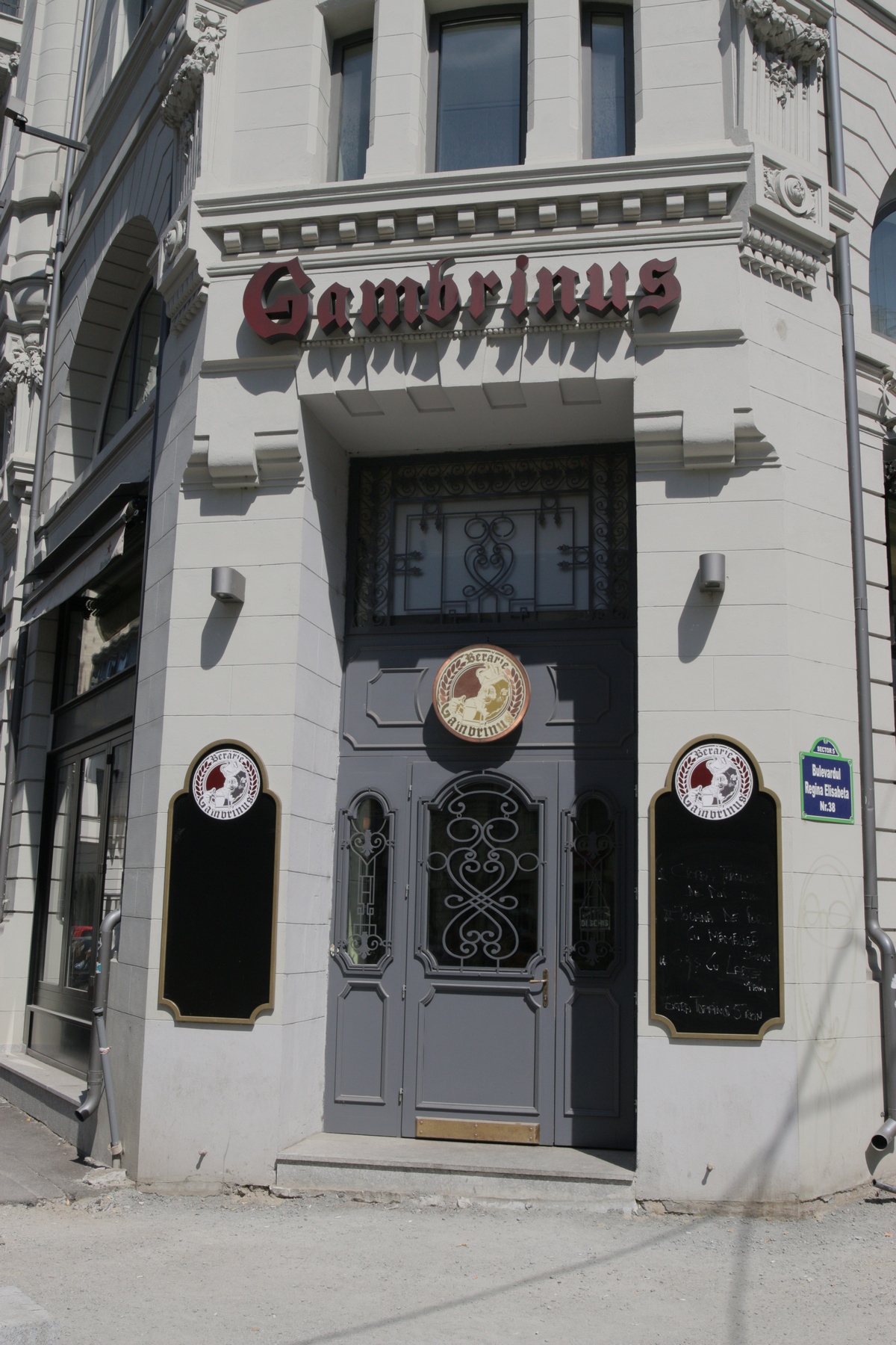 Aici functioneaza si celebra berarie Gambrinus