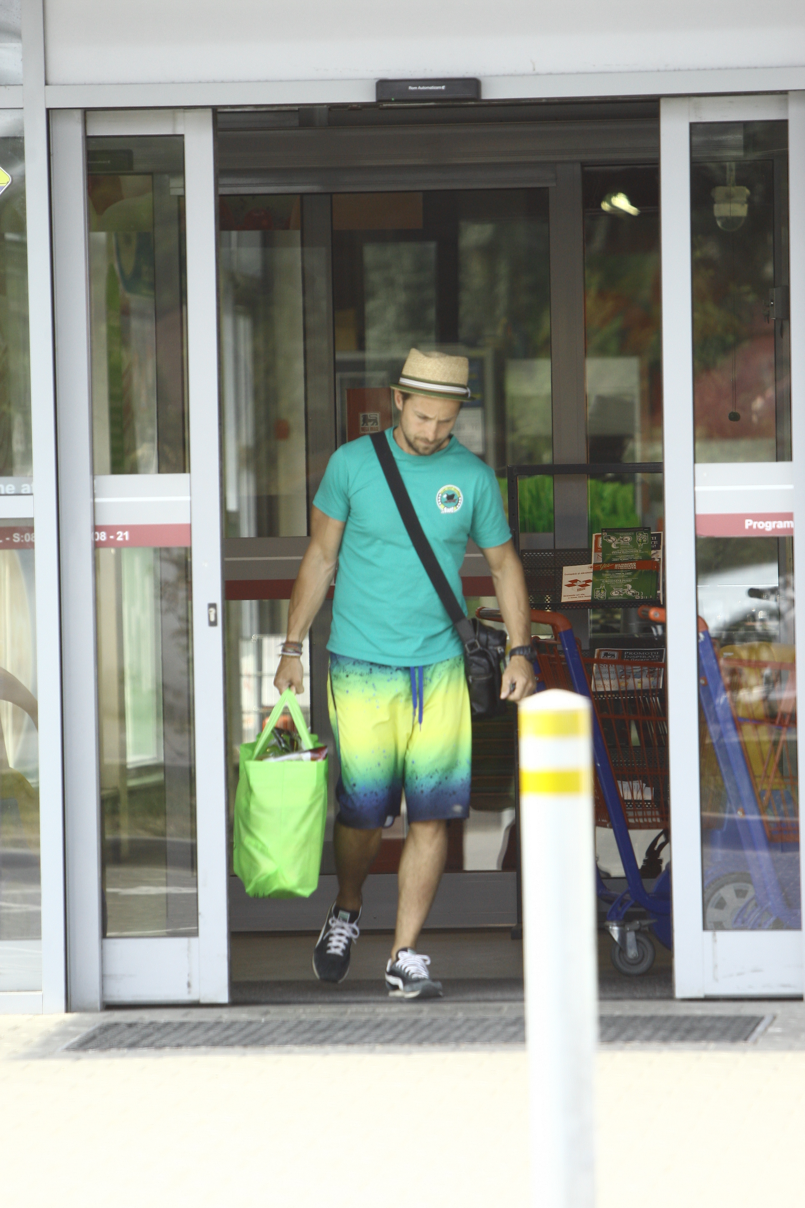 Desi tatal iubitei sale a murit de curand, Otil nu tine doliu