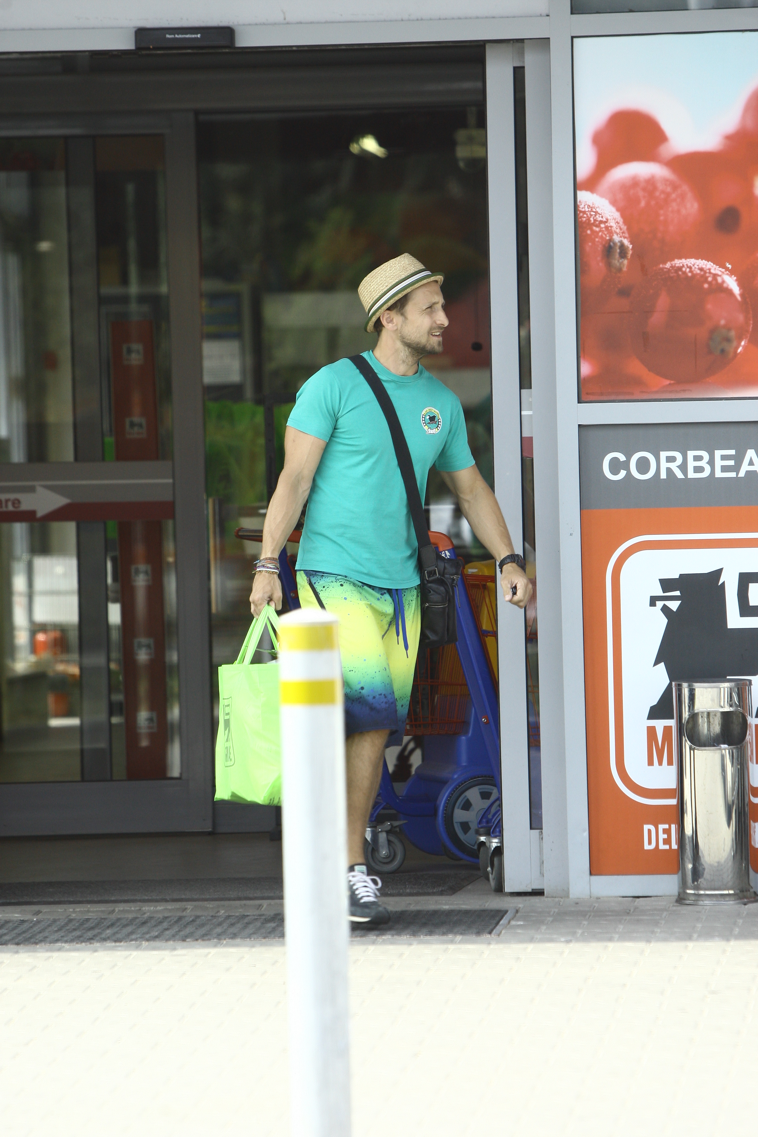 Dani a revenit imediat la hainele in culori cat mai vii