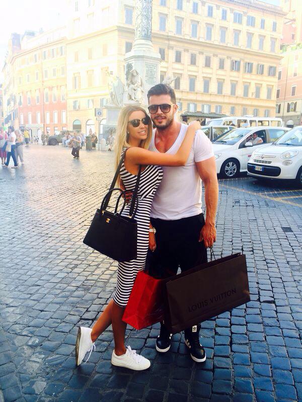 Bianca si-a cumparat doua genti Chanel, in ultima vacanta, iar pe una a scos-o la purtator chiar de acolo