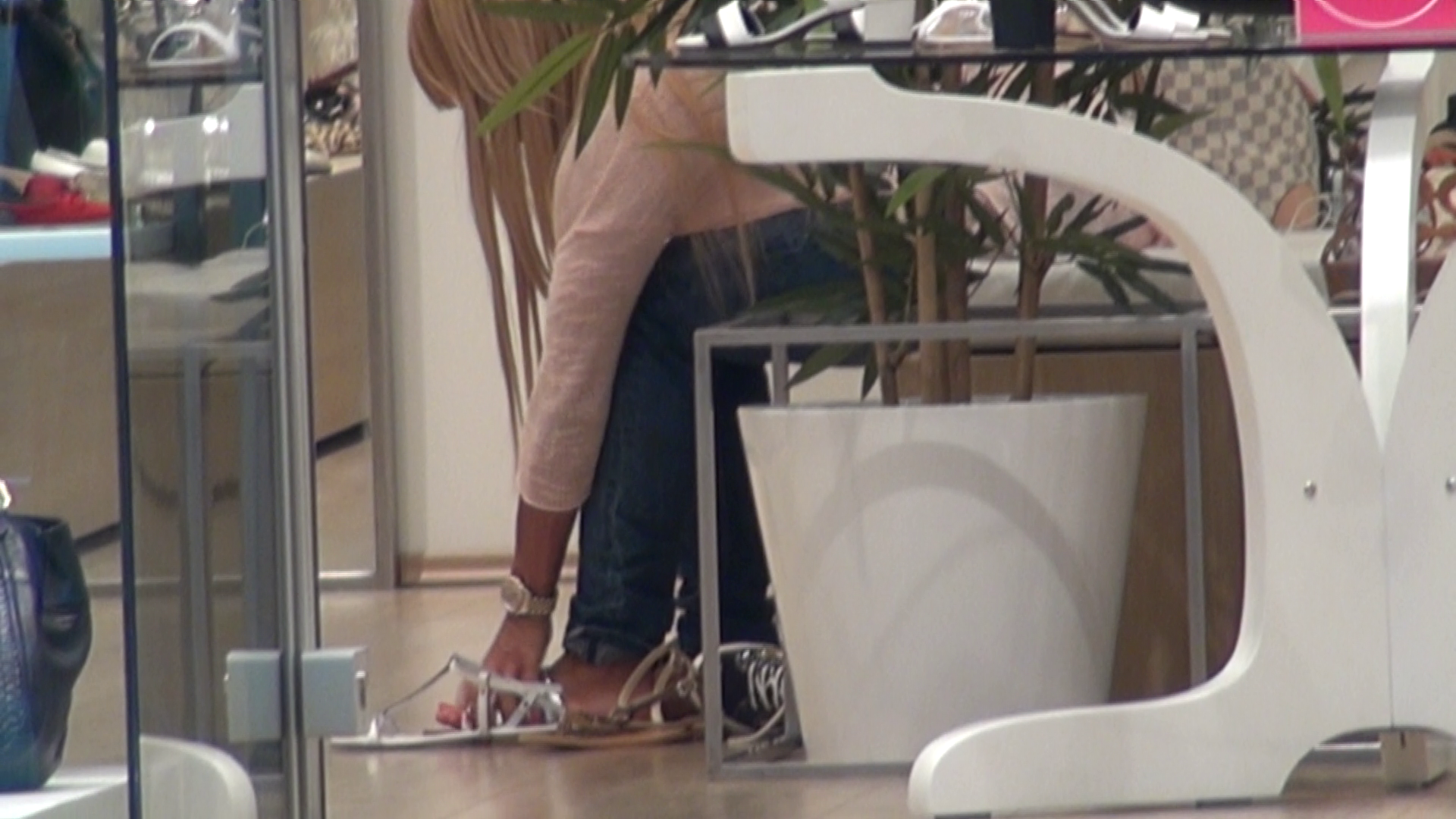 Anda Adam probeaza mai multe perechi de sandale fara toc