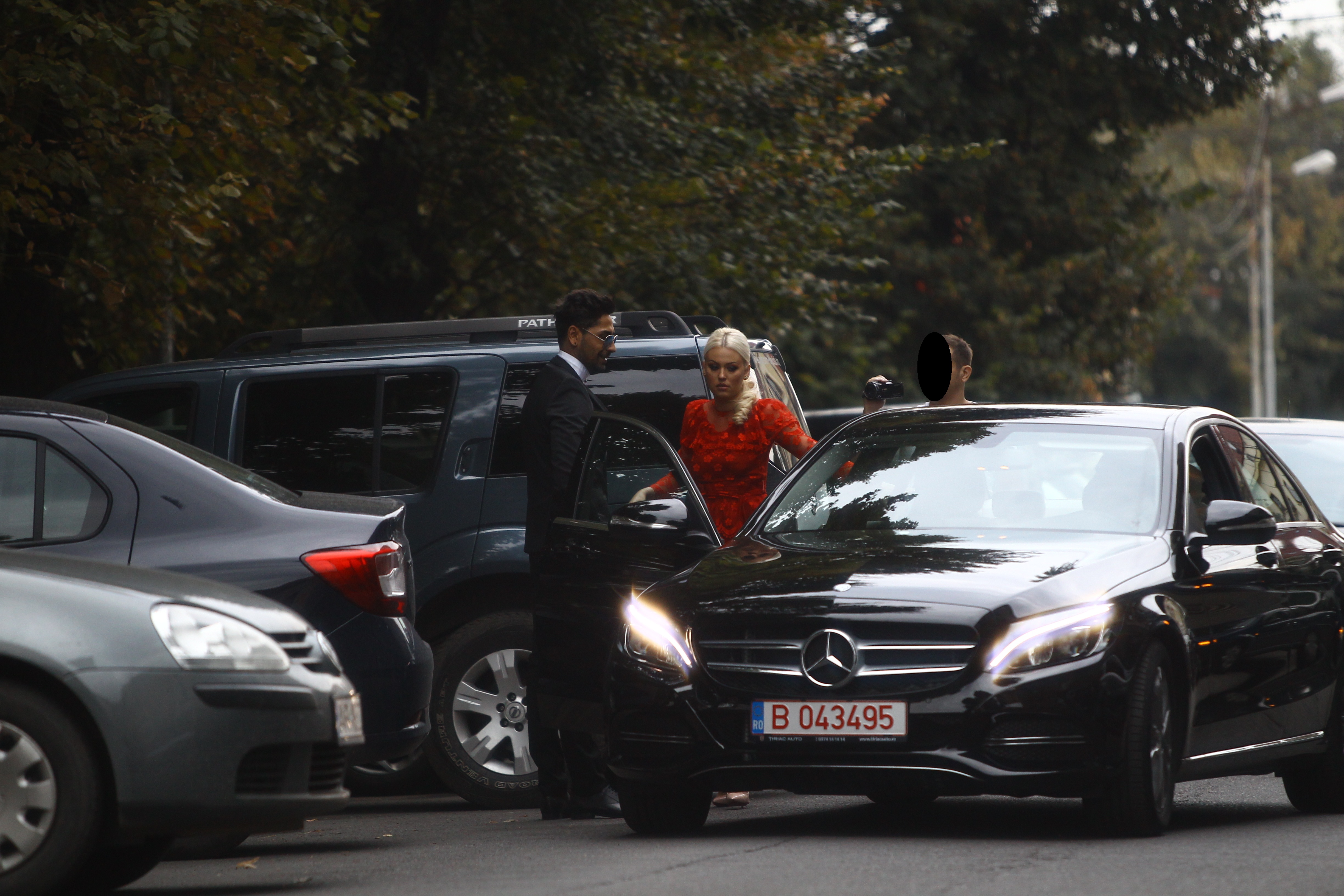 Cantaretul incearca sa fie atent cu sotia lui si ii deschide portiera