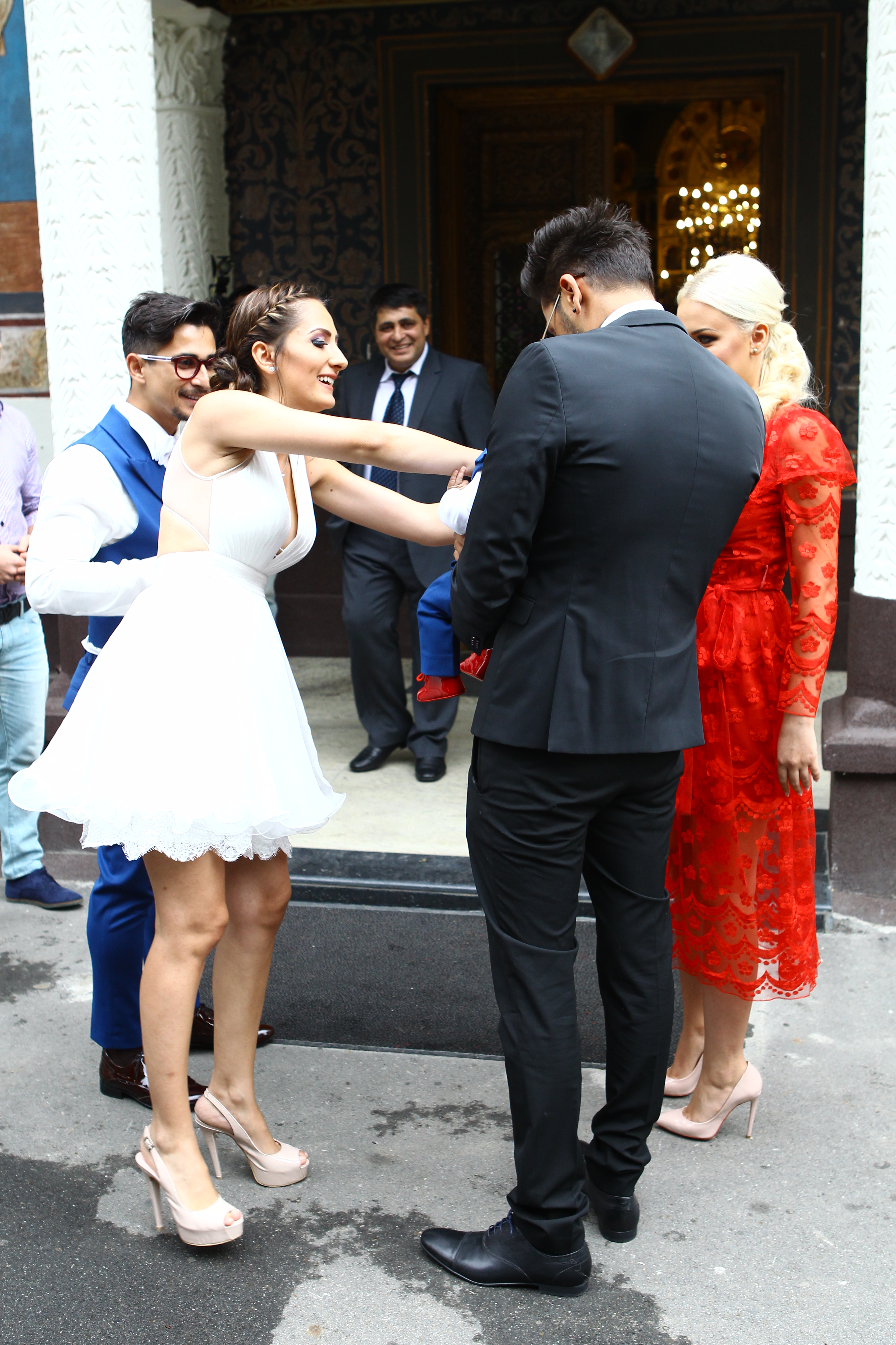 Sotia lui Ciupi, component al trupei Mandinga, este foarte atenta la fiul ei