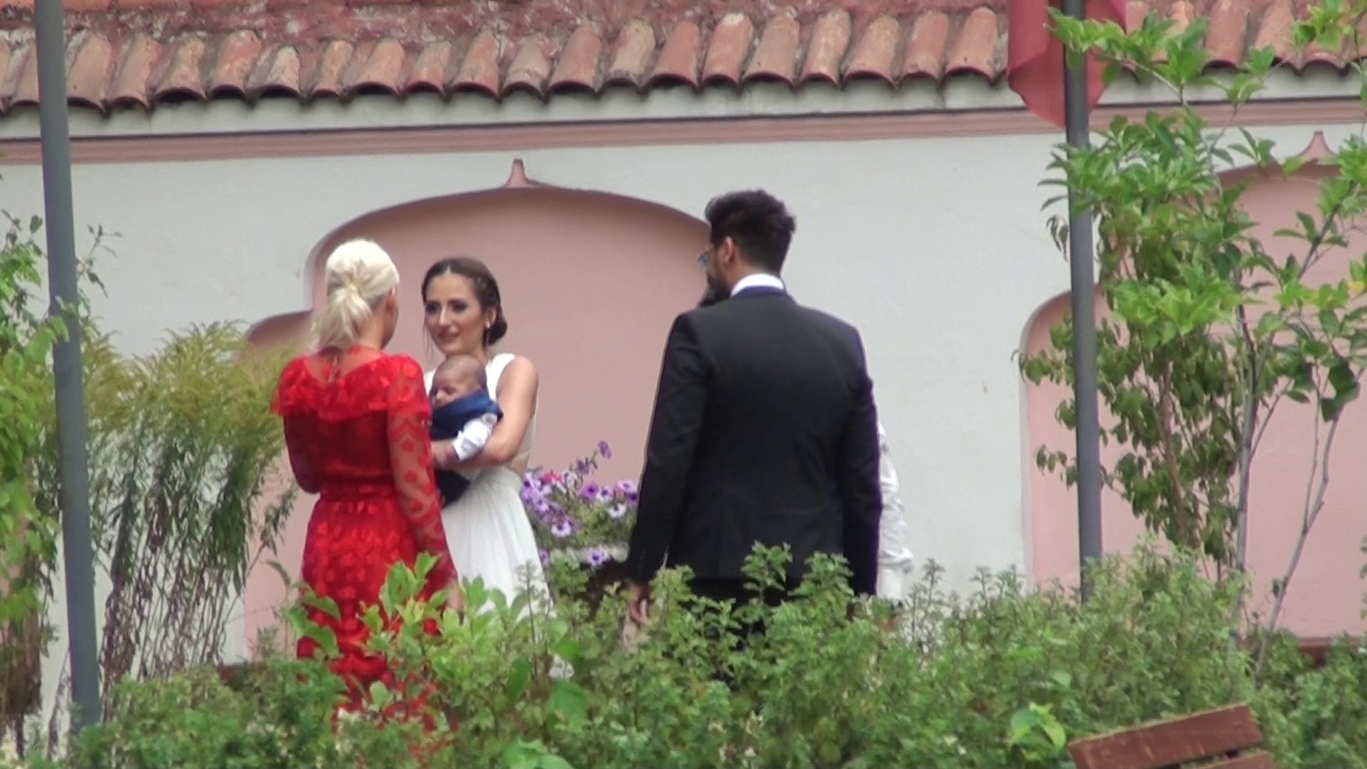 Misha pare destul de distanta de sotul ei