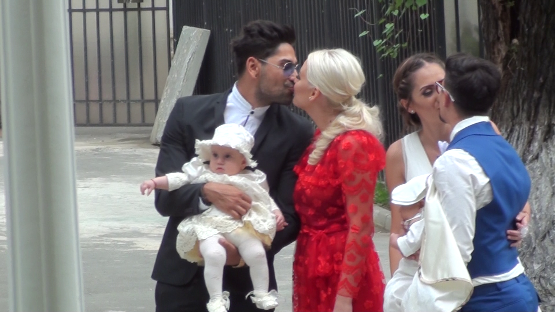 Cei patru se saruta de dragul pozelor