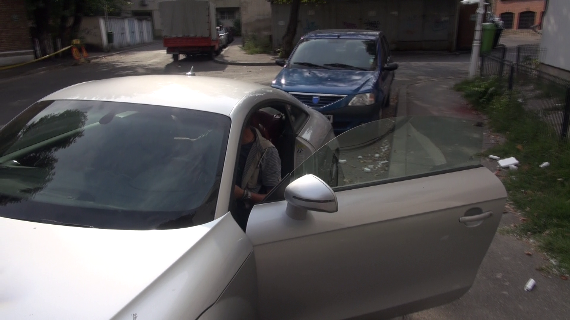 Demnitarul conduce o masina sport