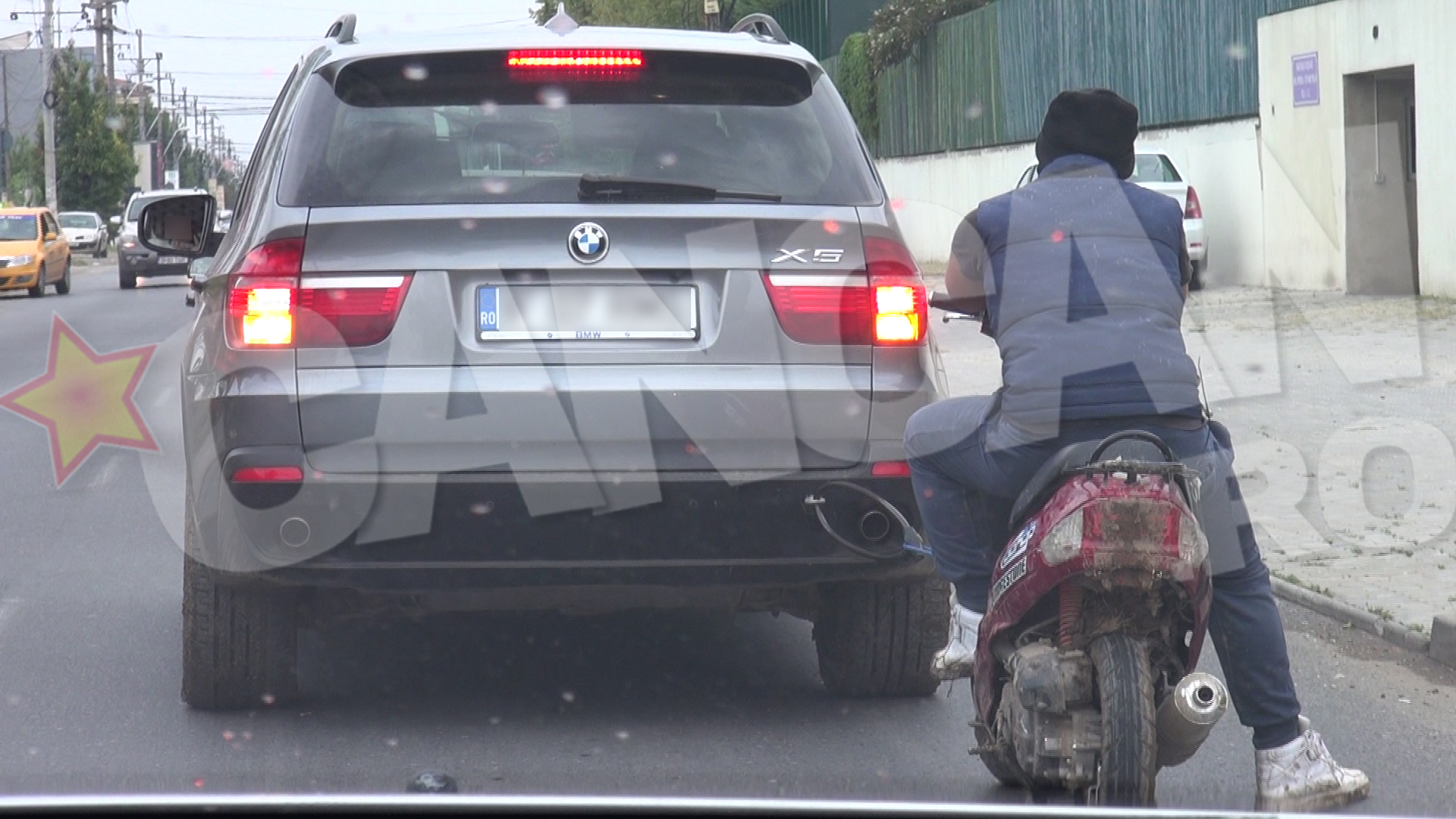 Soferul scuterului parea ca se bucura din plin de 