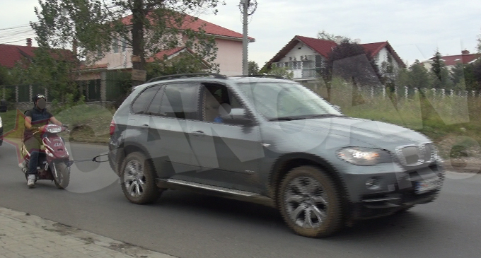 Tanarul parea chiar binedispus in spatele BMW-ului