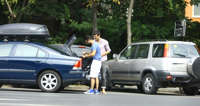 Tudor Chirala alaturi d ebunul sau prieten, Paul Ipate, se pregatesc de o plecare la mare