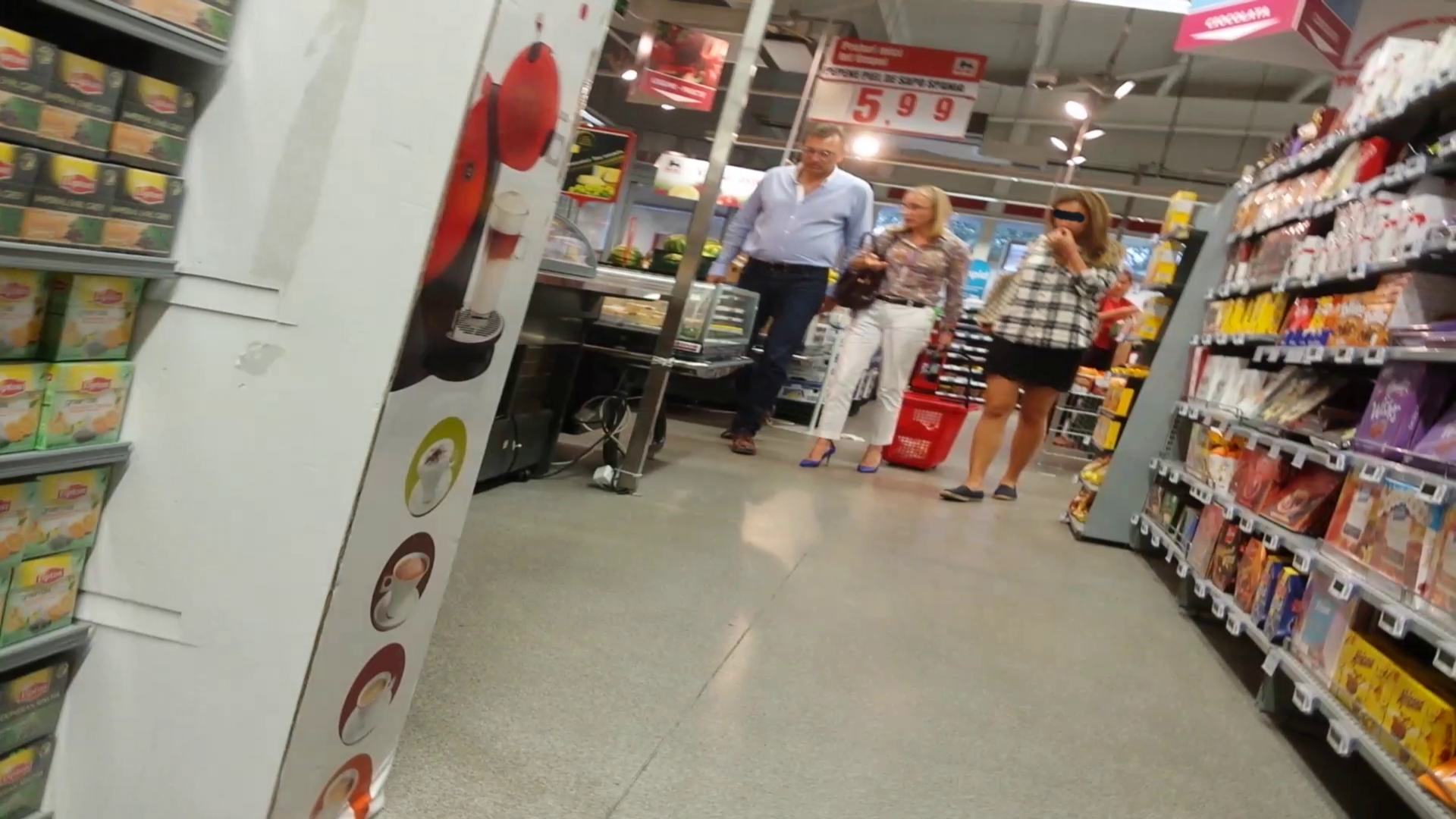 Ministrul Tineretului si Sportului, alaturi de sotul sau, la cumparaturi