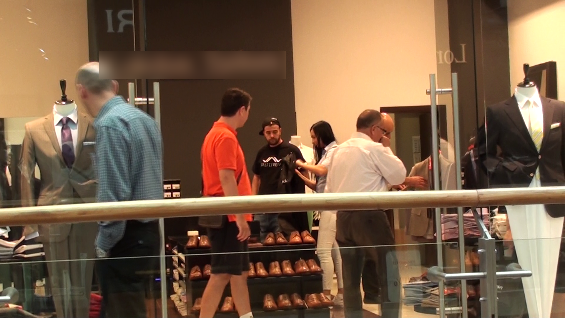 Cantaretul asteapta ca vanzatoarea sa-i impacheteze costumul