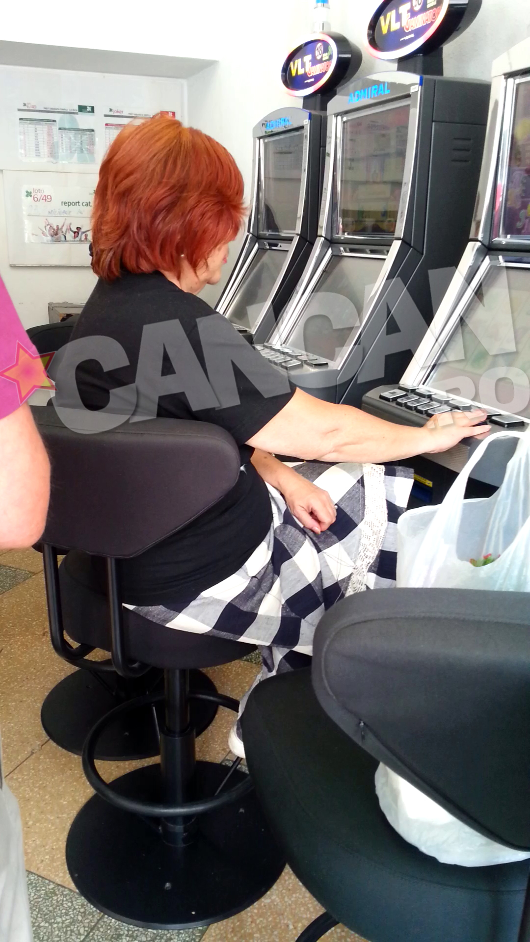 Jucatoare impatimita, femeia si-a cheltuit restul de la piata pe pacanele