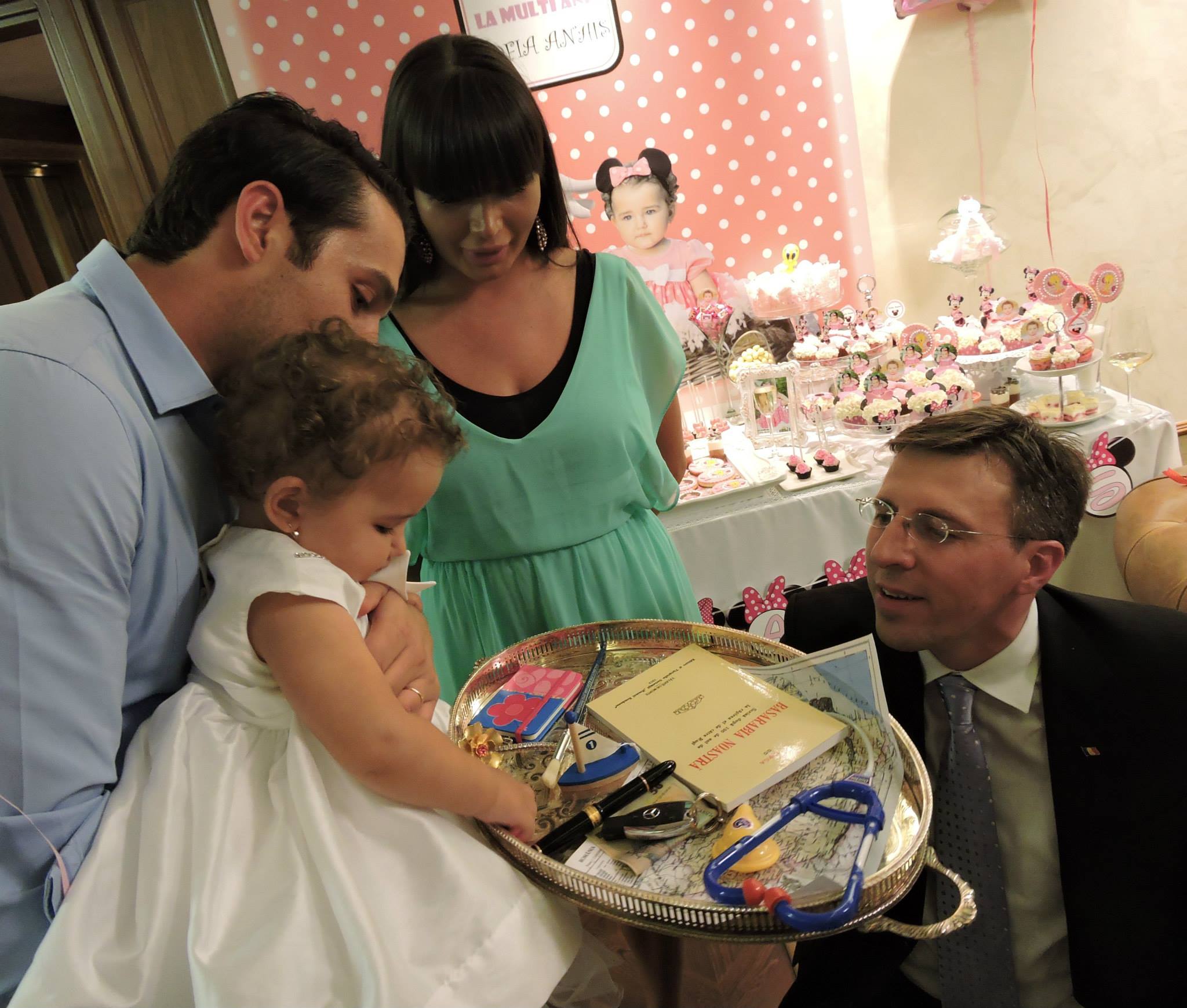 Micuta a ales de pe tavita o barcuta, spre surprinderea tuturor celor din jur