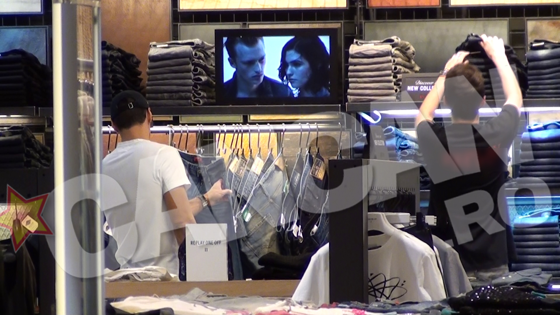 Mircea a analizat atent blugii, mai ales in zona slitulu