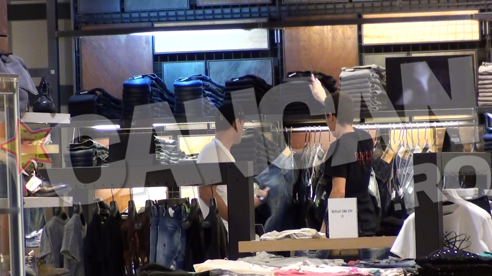 Rabdator, vanzatorul a facut tot posibilul sa gaseasca o pereche de blugi pe placul clientului Mircea Badea