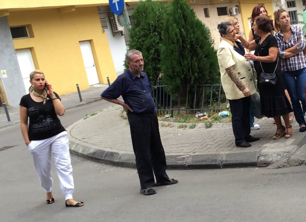 Tatal lui Nicoale Mitea sta stingher in mijlocul drumului