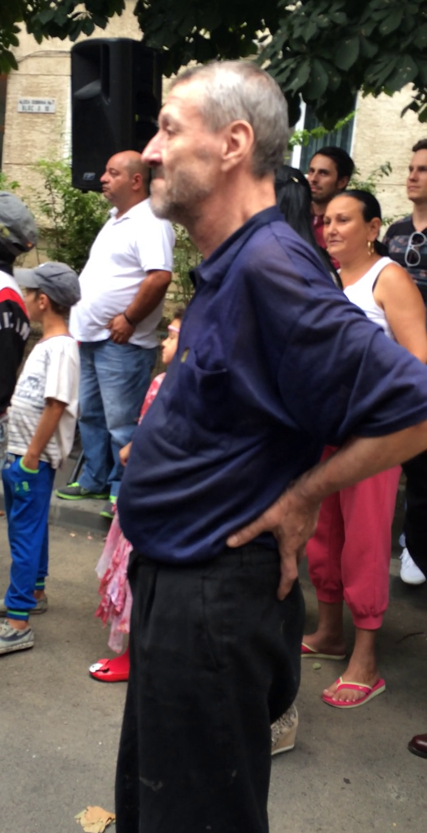 Plictisit, omul urmareste evenimentul care are loc in apropierea camarutei sale din Pantelimon