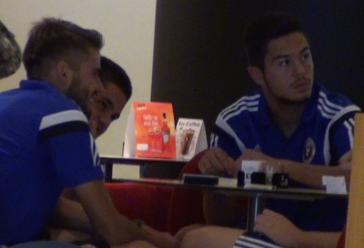 Stelistul s-a plictisit sa tot astepte, insa colegii lui sunt cu zambetul pe buze