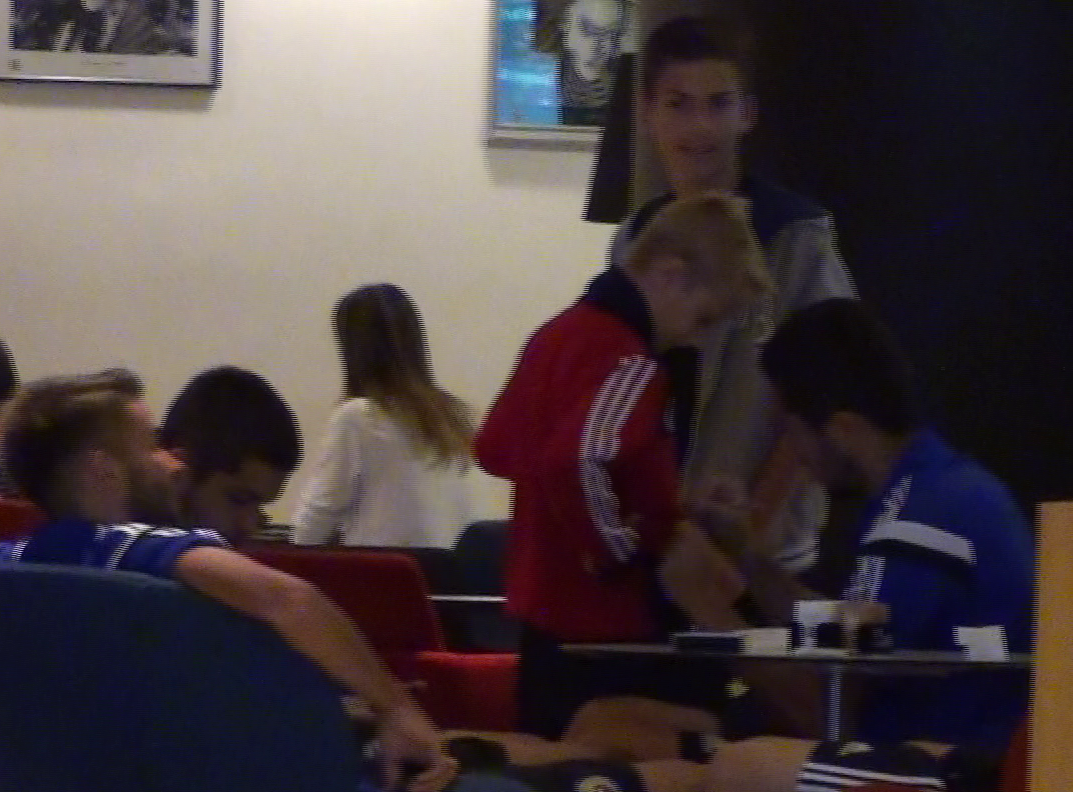 Gabi Iancu a dat autografe unor pusti. Dupa meciul cu Germania semnatura lui si-a pierdut valoarea