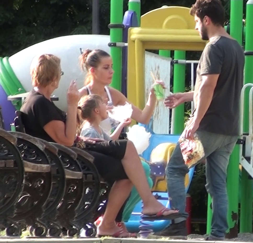 Soacra lui Doru Todorut fumeaza in timp ce fetitele se afla in preajma ei