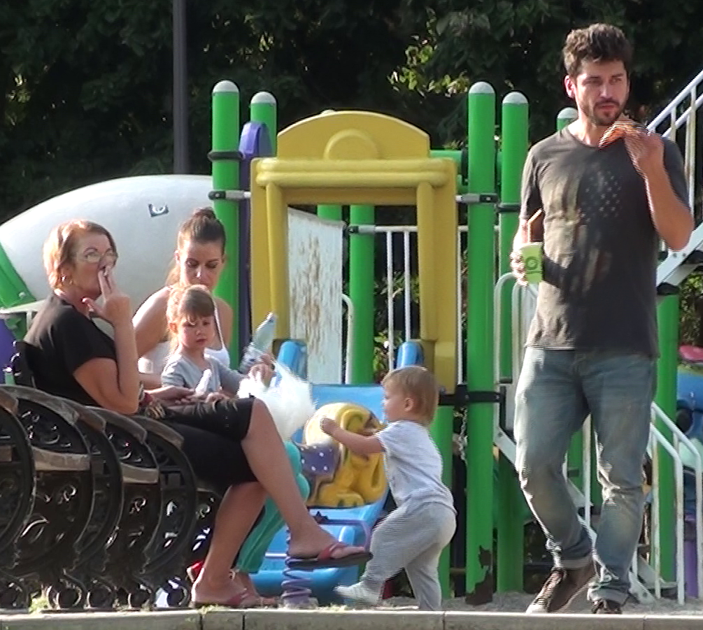 Doru Todorut pare fericit in compania fetelor, fostei sotii si soacrei