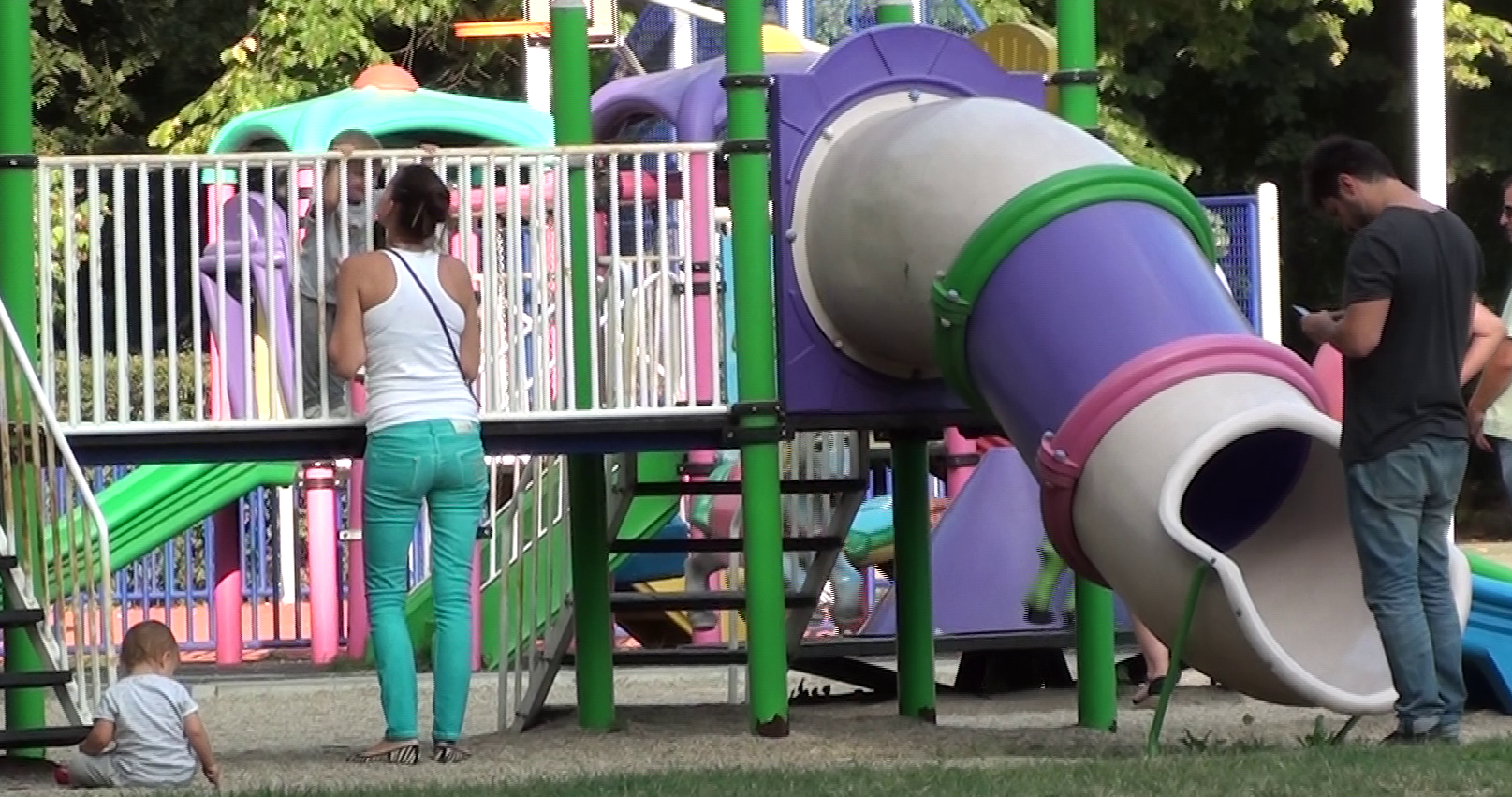 In timp ce Rocsana isi alinta una dintre fetite, cantaretul este acaparat de telefonul mobil