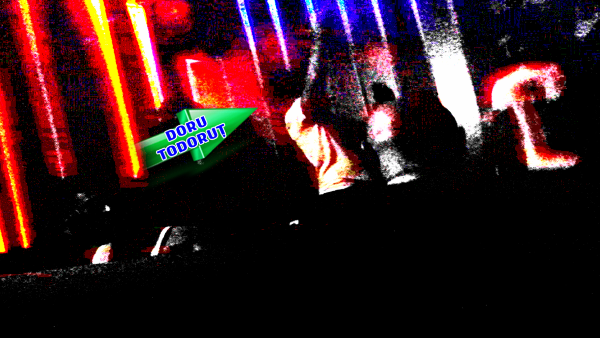 La scurt timp dupa ce si-a scos fetele in parca, cantaretul s-a distrat in discoteca alaturi de o domnisoara misterioasa