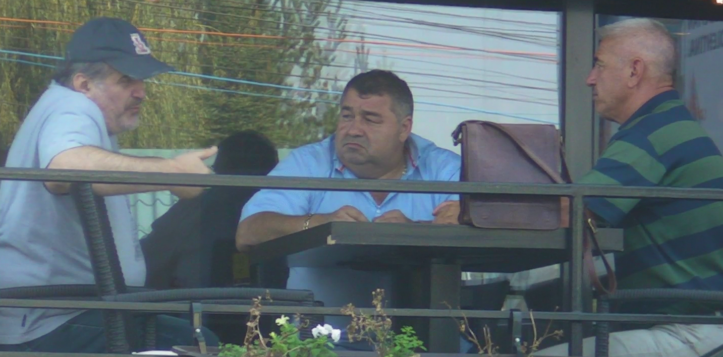 Florin Calinescu discuta cu prietenii pe terasa unei cafenele