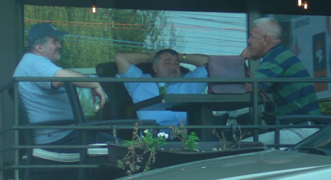 Daca prietenii lui Florin Calinescu par relaxati, actorul pare ca are parte de total alta stare