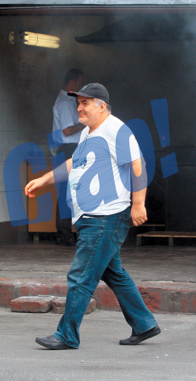 In luna august, paparazzii Ciao l-au fotografiat pe Florin calinescu imbracat aproape la fel. Nu lipseste sapca jupuita