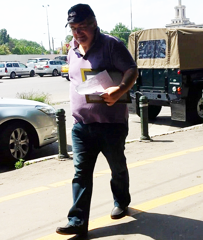 Florin Calinescu poate fi cu greu recunoscut pe strada