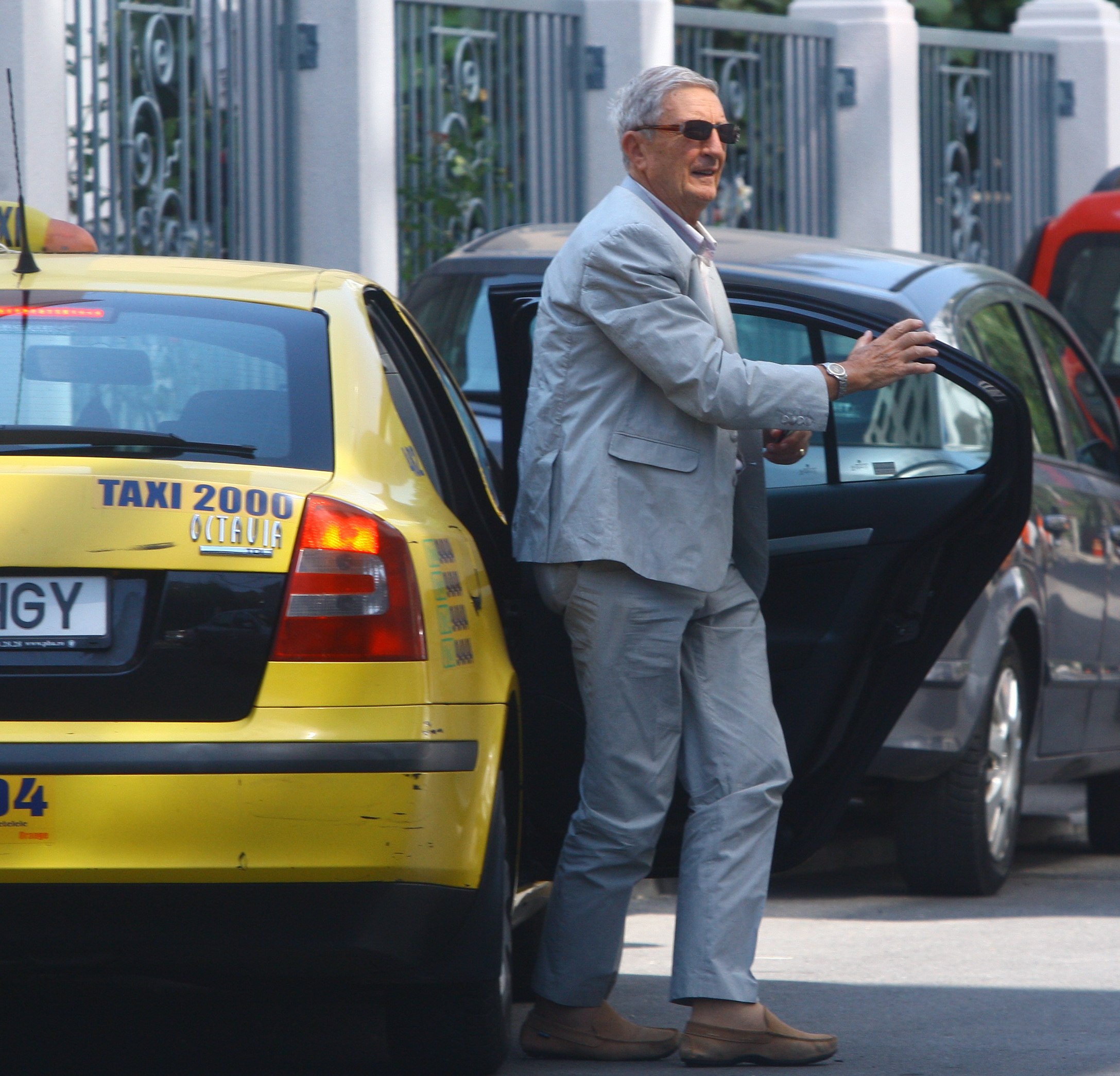 Victor Stanculescu coboara din taxi-ul care l-a dus in centrul Bucurestiului