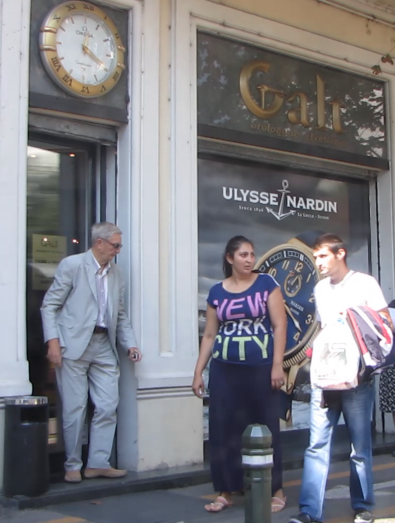 Atanasie Stanculescu iese din magazinul care se ocupa cu vanzarea ceasurilor de lux