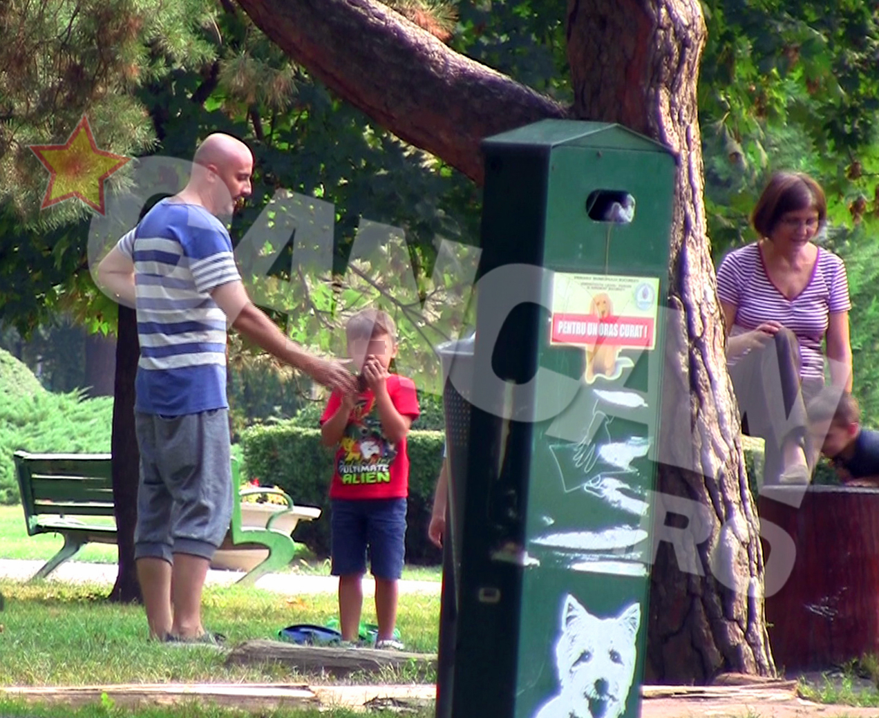 Goia ii da telefonul fiului sau cel mare pentru a cronometra